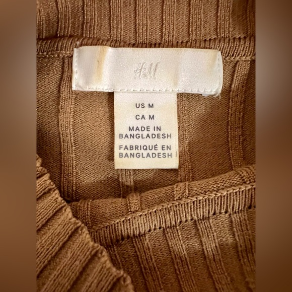H&M Gold Crew Neck Ribbed Sweater with Slit at End of Sleeves Size Medium - Picture 3 of 4